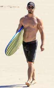 Chris Hemsworth Shirtless Surfing 1 Png 958 1 562 Pixels Chris Hemsworth Shirtless Chris Hemsworth Hemsworth