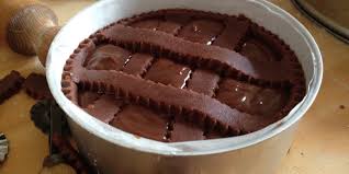 Nell'impastatrice con il gancio a foglia o a mano con una forchetta montate il burro leggermente ammorbidito (10 secondi al microonde) con lo zucchero e il pizzico di sale, dopodiché aggiungete l'uovo e continuate a montare fino ad ottenere un composto omogeneo. La Crostata Al Cioccolato Di Knam Il Giuggiolone