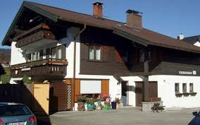Feel the mountain breeze blowing across the trees while enjoying the hot tub on the deck or snuggle up in front of the gas logs in the peace and quiet. Haus Sabine Apartment C Claudia Klatt Oberstdorf