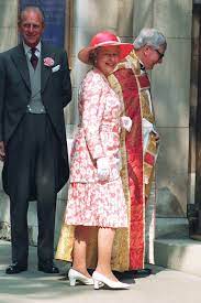 21 Times Queen Elizabeth Wore Exactly The Right Thing To A Wedding Queen Elizabeth Her Majesty The Queen Lady Sarah Armstrong Jones