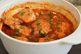 Ostropel de pui ingrediente 4 pulpe superioare de pui taiate in jumatati 4 rosii mari decojite 1 ceapa mare tocata marunt 4 catei usturoi pisati 3 linguri. Ostropel De Pui ReÈ›ete Papa Bun