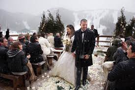 10 Tips For Hosting A Memorable Winter Wedding Winter Ceremony Outdoor Winter Wedding Winter Wedding Attire