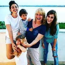 În momentul în care horia brenciu dezvăluia că toma a intrat în familia lor, artistul spunea că se simte cu adevărat un om bogat pentru că are asemenea comori mina şi toma sunt de nedespărţit, iar alice sta cu ei aproape tot timpul. Facebook