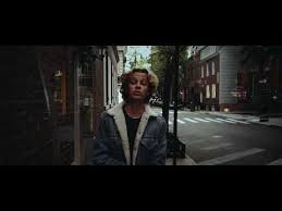 The music is produced by diamond pistols, and the lyrics are written by noel miller , cody ko.it is originally in. Isak Danielson Liedtext I Am Falling In Love De