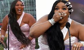 Lizzo svētdienas vakarā sāka grammys ar neaizmirstamu priekšnesumu. Grammys 2021 Lizzo Accidentally Swears While Presenting Best New Artist To Megan Thee Stallion Daily Mail Online