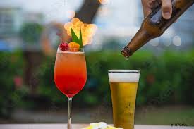 Persone Celebrazione In Ristorante Con Birra E Mai Tai O Foto D Archivio Crushpixel