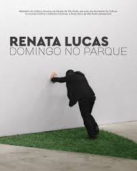 Nova exposição – Renata Lucas: Domingo no Parque Há mais de vinte anos, Renata Lucas realiza intervenções em áreas construídas, desafiando os limites entre arquitetura e espaço urbano. Nome fundamental da arte