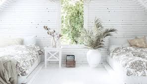 Naturholz, helle farben, spritzige kontraste: Idee Fur Ein Dachgeschoss Zimmer Im Modernen Landhausstil Beispiel Mit Holzvertafelung In Weiss Moderner Landhausstil Gastezimmer Einrichten Holzvertafelung