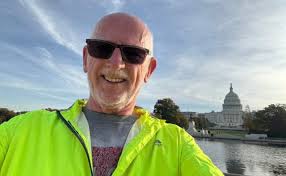 Buddugoliaeth Donald Trump yn mynd i “roi pwysau ar Wcráin”