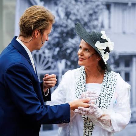 Kohtume augustis Pärnus! 🌞 🎼 Lavastus „RAIM" räägib meile loo armastatud Raimond Valgrest. Kaili Viidase lavastuses astuvad lavale tänase põlvkonna noored näitlejad, muusikud ja tantsijad, kes aitavad hoida elus idealistlikku usku paremasse