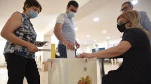 Досрочные парламентские выборы прошли в армении в воскресенье, проголосовали 49,4% избирателей. Uqrwksmxuouvrm