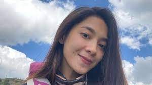 Dinda kirana, seorang artis yang masih sangat muda belia. Iccvwykhzwtl M