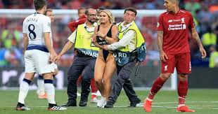 Champions league final streaker kinsey wolanski has claimed that she received messages from liverpool players following their victory against tottenham hotspur. Champions League Streaker Kinsey Wolanski Slammed For Latest Inappropriate Act Daily Star