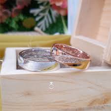 Cincin nikah umumnya memiliki desain polos tanpa hiasan besar yang terbuat dari emas ataupun perak. Apa Sih Bedanya Cincin Tunangan Dengan Cincin Kawin Simak Ulasannya