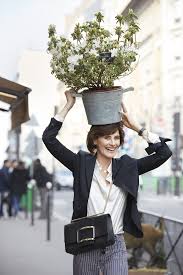The elements of what is très chic par excellence when it comes to style are all contained in parisian chic: Portrait D Ines Ines De La Fressange Paris Maison Du Chic Parisien De La Fressange Ines De La Fressange Parisienne Chic