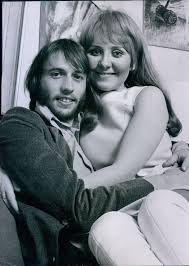 Black And White Music Video Female Singer 2000s No Cage To Make Her Stay Beegeesfreak Maurice And Lulu In Love Lulu Singer Singer Vintage Hollywood Stars