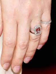 Gwyneth Paltrow Engagement Ring 4 Jpg 570 748 Celebrity Engagement Rings Dream Engagement Rings Sapphire Engagement Ring Blue