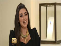 لكن ياسمين صبري أكدت أنها ليست شقراء كاللبنانيات والسوريات، وترى أن ملامحها بالحجاب تشبه أكثر النساء السعوديات، التي وجهت لهن التحية في نهاية الفيديو. ØªØ¹Ø±Ù Ø¹Ù„Ù‰ Ø­Ù‚ÙŠÙ‚Ø© Ø§Ø±ØªØ¯Ø§Ø¡ ÙŠØ§Ø³Ù…ÙŠÙ† ØµØ¨Ø±ÙŠ Ø§Ù„Ø­Ø¬Ø§Ø¨ Ù…Ù† Ø§Ù„Ù…ØµØ¯Ø±
