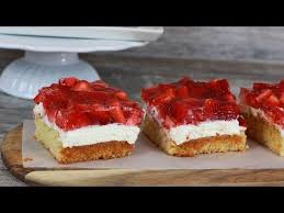 Die gelatine ausdrücken und in einem kleinen topf schmelzen, etwas quarkcreme einrühren (temperaturausgleich) anschließend die angerührte gelatine zügig. Erdbeerschnitten Mit Quarkcreme Erdbeertorte Erdbeer Schnitten Erdbeer Kuchen Youtube Erdbeer Kuchen Erdbeerschnitten Nachtisch Essen