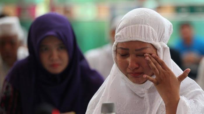 Hasil gambar untuk Suara Adzan dan Orang Mengaji Membuat Wanita Cantik Ini Masuk Islam