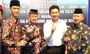 Penyerahan sk oleh pimpinan psht pusat madiun kepada ketua cabang psht cabang ponorogo. Para Pendekar Doakan Emil Dardak Sukses Pimpin Jatim Duta Co