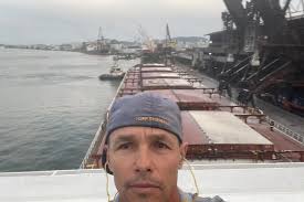 O Surfista Prático do Porto de Santos Por Gabriel Davi Pierin  @gabriel_pierin A trajetória de Allyson Kokemper Silva começa muito antes  de seu nascimento, lá em 1909, quando seu avô, o alemão