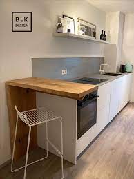 kleine kuchenlosung mit sitzgelegenheit in 2021 kuche dachschrage kleine wohnung kuche wohnung kuche