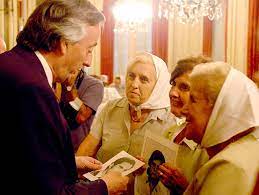 La presidenta de madres de plaza de mayo está acusada de desviar unos 13 millones de dólares que recibió para la construcción de viviendas sociales. Madres De Plaza De Mayo Wikipedia