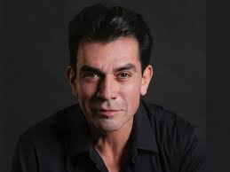 Esteban Macías sorprende con su radical cambio de imagen más femenino