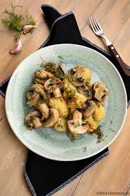 Ciuperci inabusite, o tochitura minunata facuta din ciuperci cu usturoi. Cartofi Cu Ciuperci Si Usturoi In Diva In Bucatarie