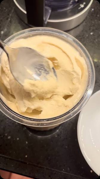Wacht even. 👀 Bij de Lidl ligt nu gewoon een Ninja Creami dupe. Voor €99.  SilverCrest Premium Freezy. Ice cream, sorbet, gelato, milkshake, smoothie  bowl het zit er allemaal op. De Ninja?