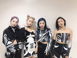 마마무(mamamoo)는 솔라(solar), 문별(moon byul), 휘인(whee in), 화사(hwa sa)로 이루어진 4인조 여성그룹으로, 폭발적인 가창력과 화려한 퍼포먼스로 대중의 사랑을 한 몸에 받고 있다. Mamamoo Mamamoo