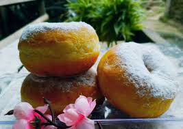 Donat saat ini juga sangat sering dijadikan menjadi pengganti cake ulang tahun loh. Masakan Sederhana