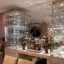 O Mosaico De Espelhos Bisotes Com As Cristaleiras De Vidro Deram O Toque De Classe E Modernidade Salaestar Home Bar Designs Dining Area Decor Bar Decor