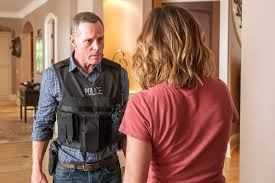 Dans le district 21, les forces de polices affectées à différents départements cohabitent pour lutter contre le crime, parfois au mépris de la loi. Chicago P D Staffel 3 Episodenguide Fernsehserien De