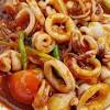 Sajian ayam goreng bumbu pedas manis yang gurih adalah hidangan utama yang enak. 1
