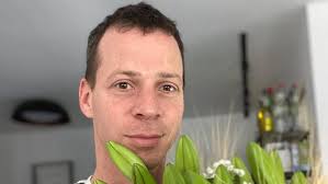 פרשן חדשות 12 עמית סגל נעדר משידורי החדשות ביום פוליטי כה דרמטי, במהלכו נקבע הרכב הוועדה המסדרת, נסגרו ''דילים'' בין ראשי המפלגות וישראל הלכה צעד נוסף במשבר הפוליטי שפוקד. Dmyyrxzicxvavm