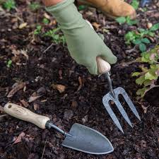 As nature lovers, we want you to enjoy the bush, beach and garden with quality gear that you will treasure for years to come. Dewit Hand Fork Small X Treme With Ash Grip Dewit Garden Tools Garden Trowel