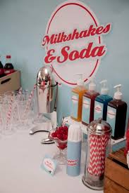 Zum beispiel gibt es bierdeckel in form. Grease Theme Soda Table Vintage Ideen Retro Retro Dekoration
