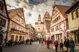 It is one of germany's best preserved walled cities and embodies the nightwatchman has an encyclopedic knowledge of rothenburg ob der tauber. Rothenburg Ob Der Tauber Die Stadt Der Turme Servus Freising