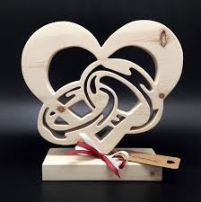 Schön ist es deshalb, vorher beim brautpaar nachzuhaken, ob traditionelle und. Holz Geschenk Zur Hochzeit Zirbenspane Aus Osterreich