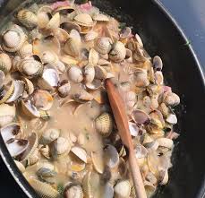 Avec son jaune totalement liquide et son blanc tout juste cuit (suffisamment pour ne pas se mélanger avec lui), la dégustation d'un oeuf à la coque procure un plaisir tout particulier dans le vaste monde de la. Les Coques De Meme Elia Et Elisabeth Les Poteries D Albi