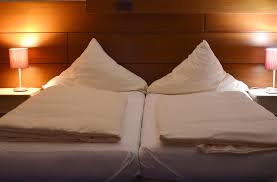 Auch die beste matratze kann einen wärmestau nicht verhindern, wenn der matratzenbezug nicht luftdurchlässig und atmungsaktiv ist. Was Kann Man Gegen Die Storende Besucherritze Tun