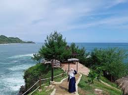 Oleh karena itu, pantai tak pernah sepi pengunjung, apalagi pada saat liburan tiba, maka bisa dipastikan banyak sekali pengunjungnya. Pantai Menganti Paket Wisata Alam Komplit Dengan Pemandangan Bukit Dan Air Terjun