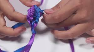 Kumpulkan terlebih dahulu semua bahan dan peralatan yang dibutuhkan seperti arahan di atas. Cara Membuat Gantungan Kunci Dan Hiasan Kado Dari Pita Youtube