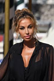 Fred, compositor y director de orquesta, está a punto de retirarse. Madalina Ghenea Arriving At Hotel Excelsior In Venice 09 05 2020 Celebrities Pictures