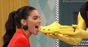 Que vous trouviez ces chaussures moches ou simplement originales et créatives, dans tous les. Crocs X Kfc Une Collaboration Inattendue