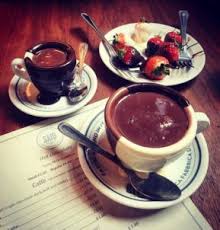 In un pentolino versate il preparato, in un altro mettete a bollire il latte, appena pronto togliete il velo di panna che si è formato. Cioccolaterie A Roma Il Lato Dolce Dell Inverno Snap Italy