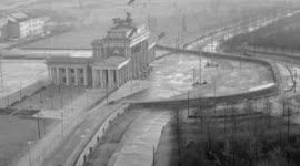 La riche iconographie qui s'était épanouie le long du mur dans la partie ouest de la ville au cours de la guerre froide déclenche alors une intense spéculation sur ses fragments. La Guerre Froide Timeline Timetoast Timelines