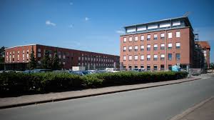 Eine beamtin und einsatzfahrzeuge der feuerwehr auf dem campus. Pausenbrot Vergiftet Opfer Stirbt Nach Langem Leiden Stern De